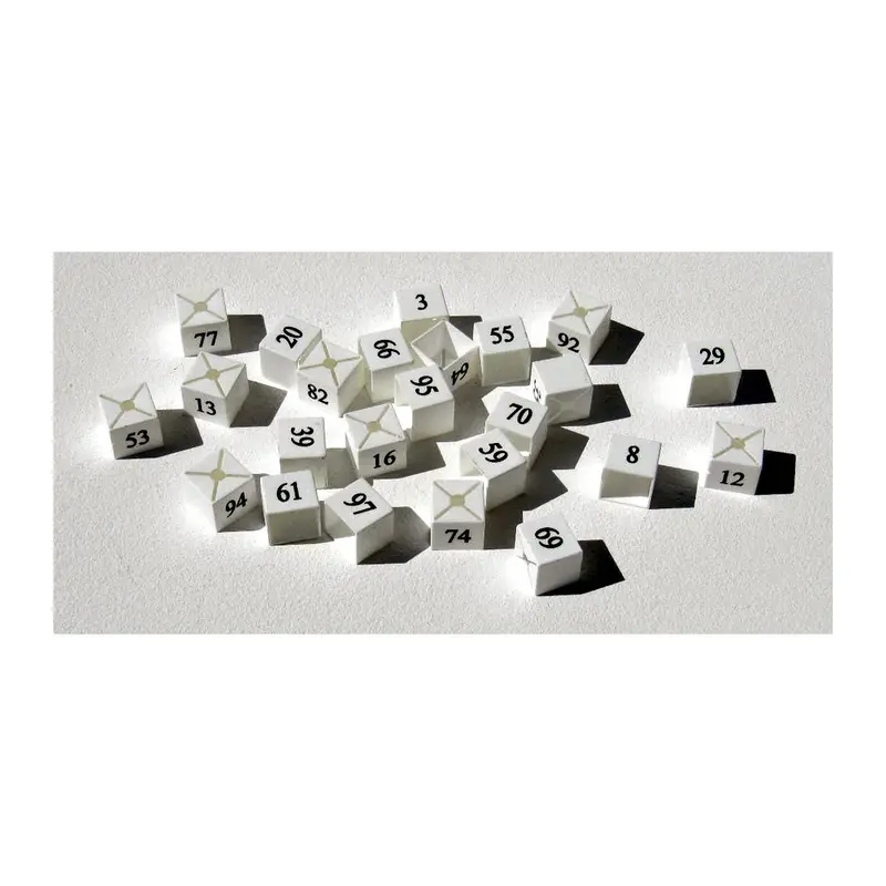 Bague cube blanc avec inscription en noir