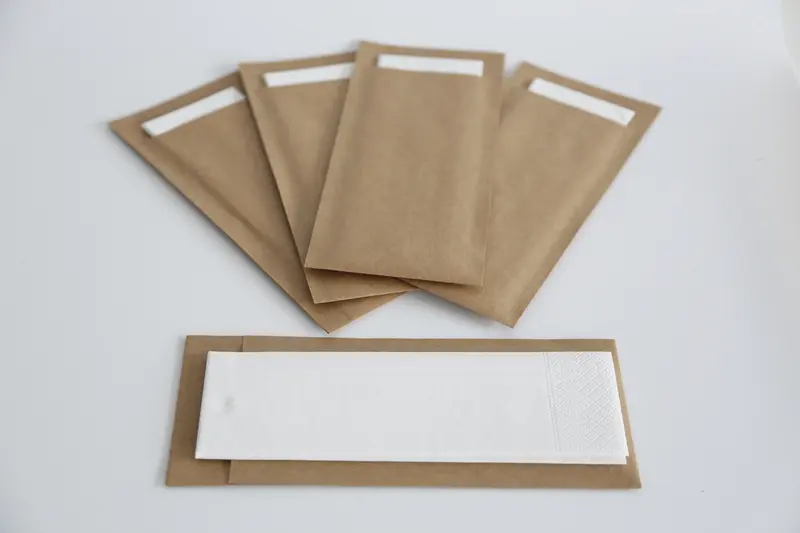 Bestecktaschen mit Serviette – grün, 330 × 330 mm, 2-lagig, 1/8-Falz