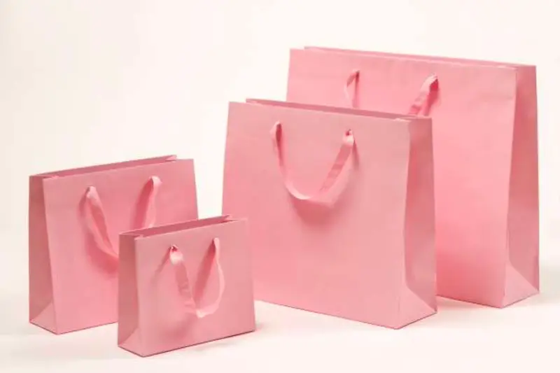 Glamouröse Papiertragetasche mit Stoffbändern in Rosa