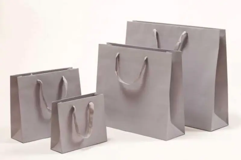 Glamouröse Papiertragetaschen mit Stoffbändern in Grau
