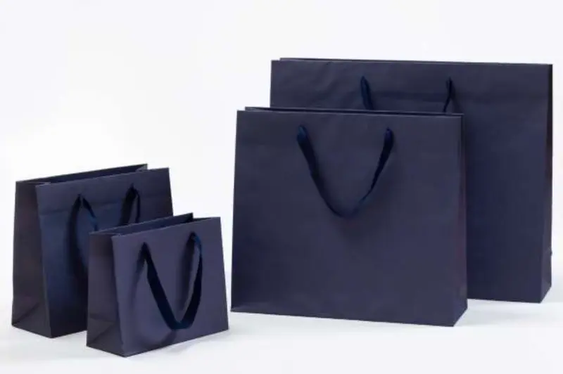 Glamouröse Papiertragetaschen mit Stoffbändern in Navy