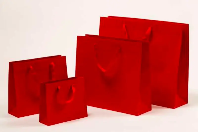 Glamouröse Papiertragetaschen mit Stoffbändern in Rot