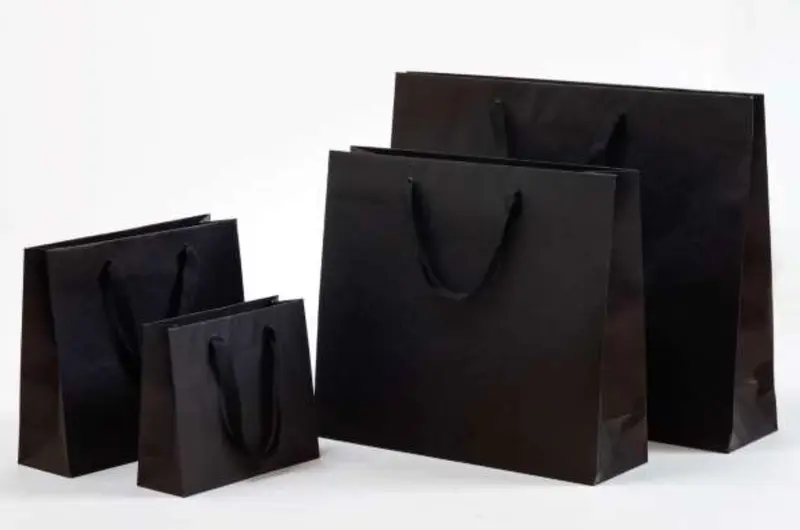 Glamouröse Papiertragetaschen mit Stoffbändern in Schwarz