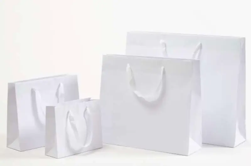 Glamouröse Papiertragetaschen mit Stoffbändern in Weiß