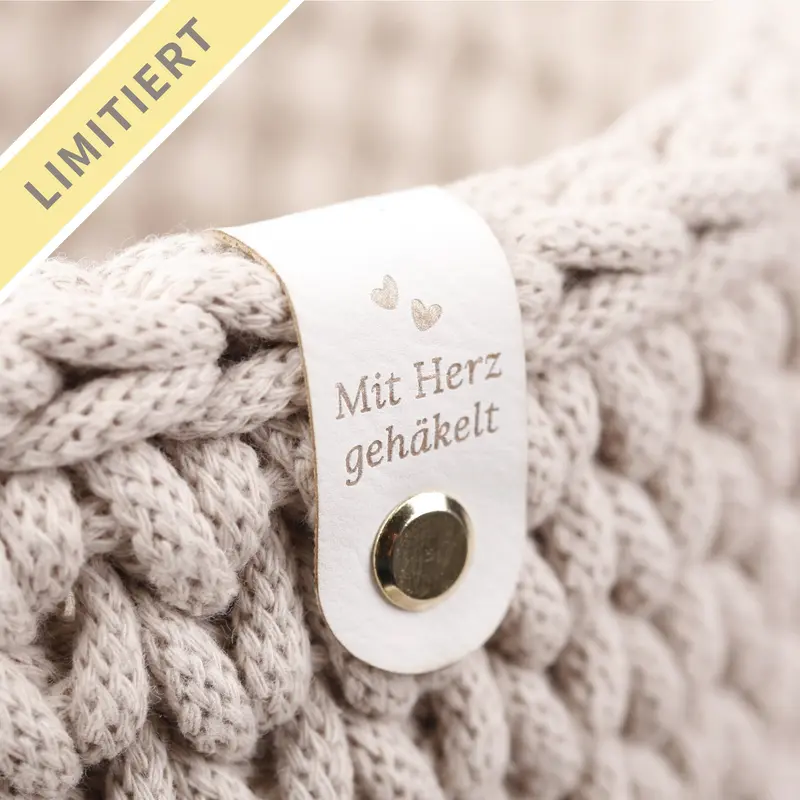 Handmade Labels mit goldener Schrift und Schraube "mit Herz gehäkelt" (limitiert)