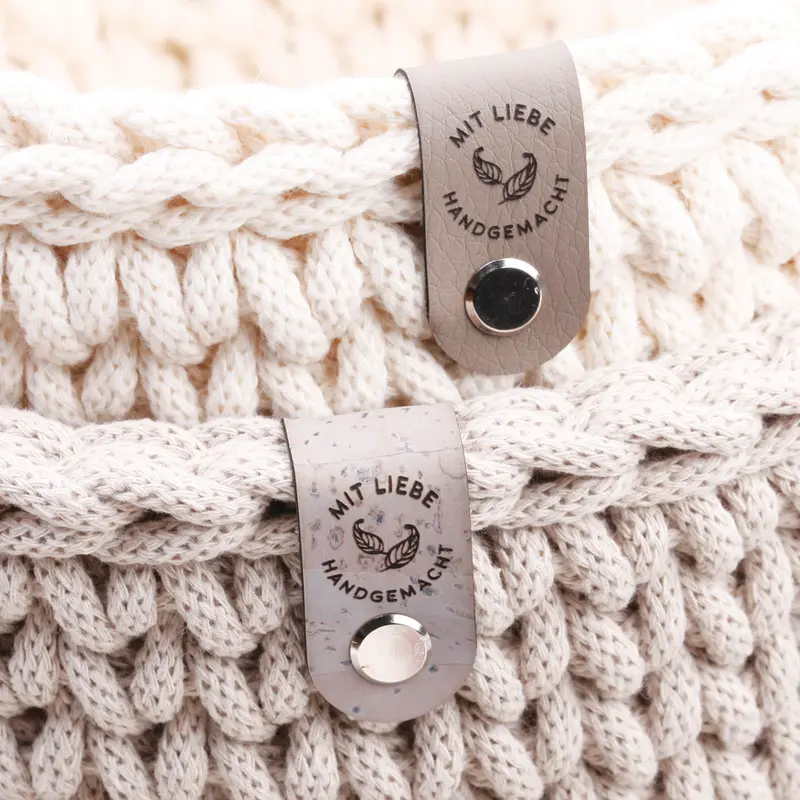 Kunstleder Label mit Schraube "Mit Liebe handgemacht"