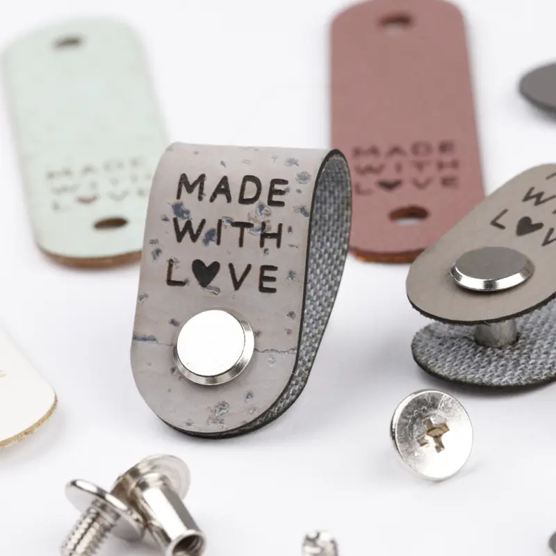Kunstlederlabel mit Schraube "made with love"
