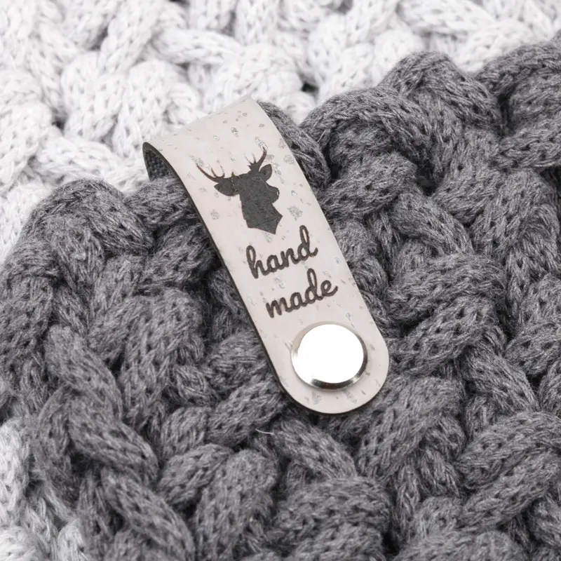 Label aus Kunstleder mit Schraube "Hirsch"
