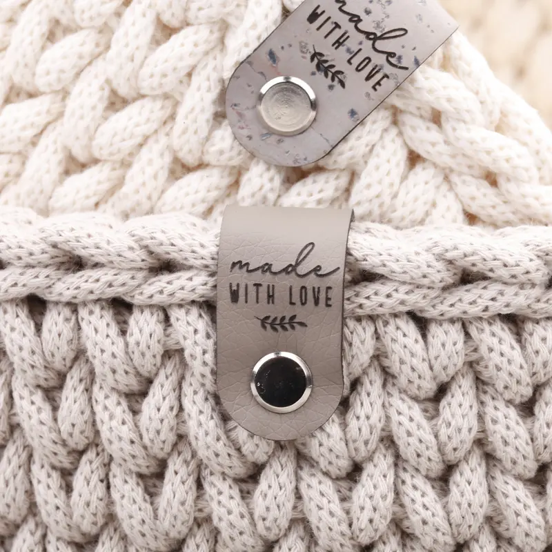 Lederlabel mit Schraube "made with love"
