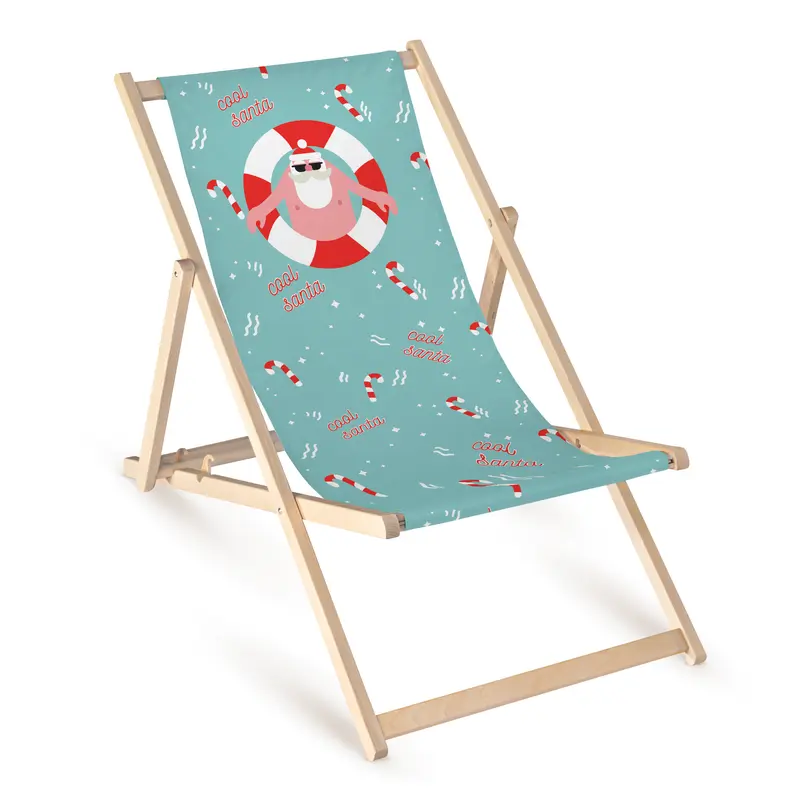 Liegestuhl aus Holz mit COOL SANTA-Aufdruck