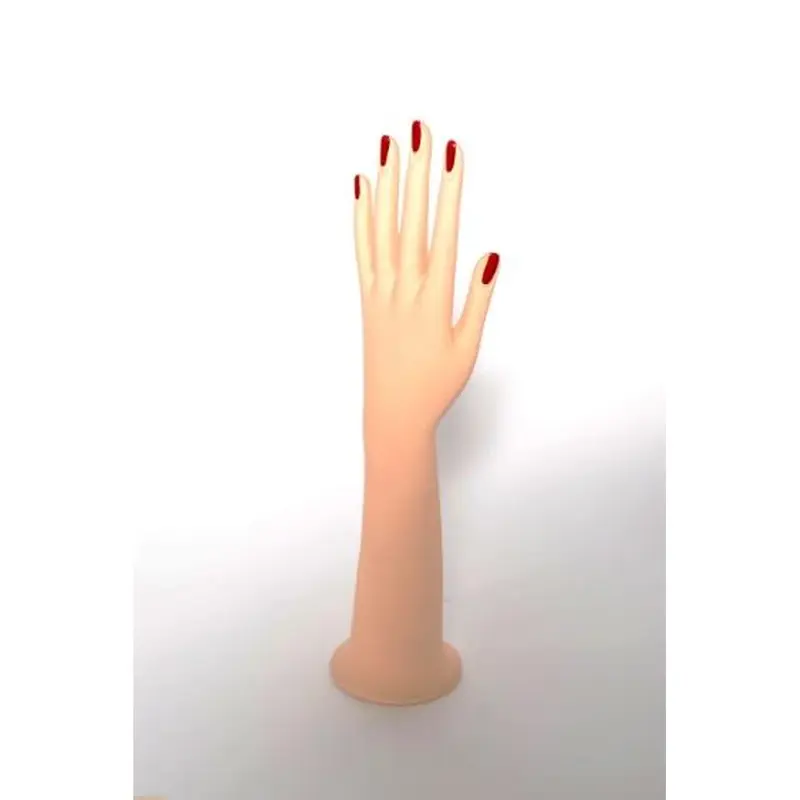 Main femme bijoux et onglerie — couleur chair ou maquillée