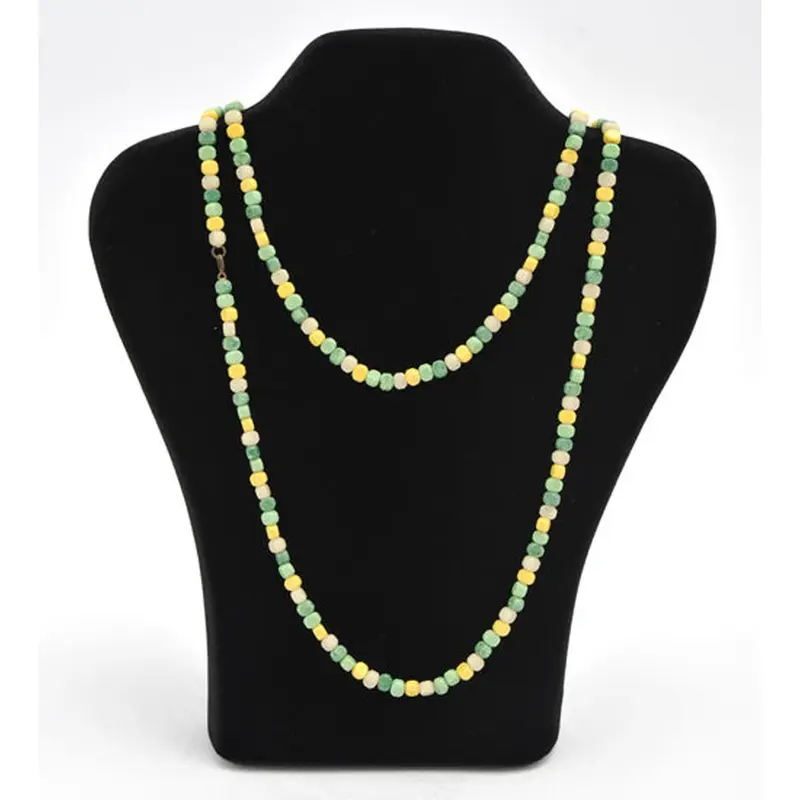 Présentoir à collier floqué velours – L23 x H28 cm