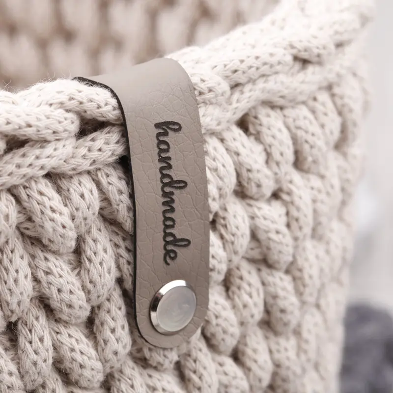 Schmales Kunstlederlabel mit Niete "handmade"