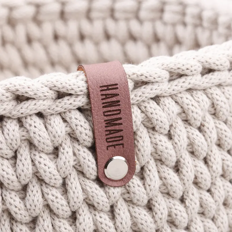 Schmales Kunstlederlabel mit Schraube "handmade"