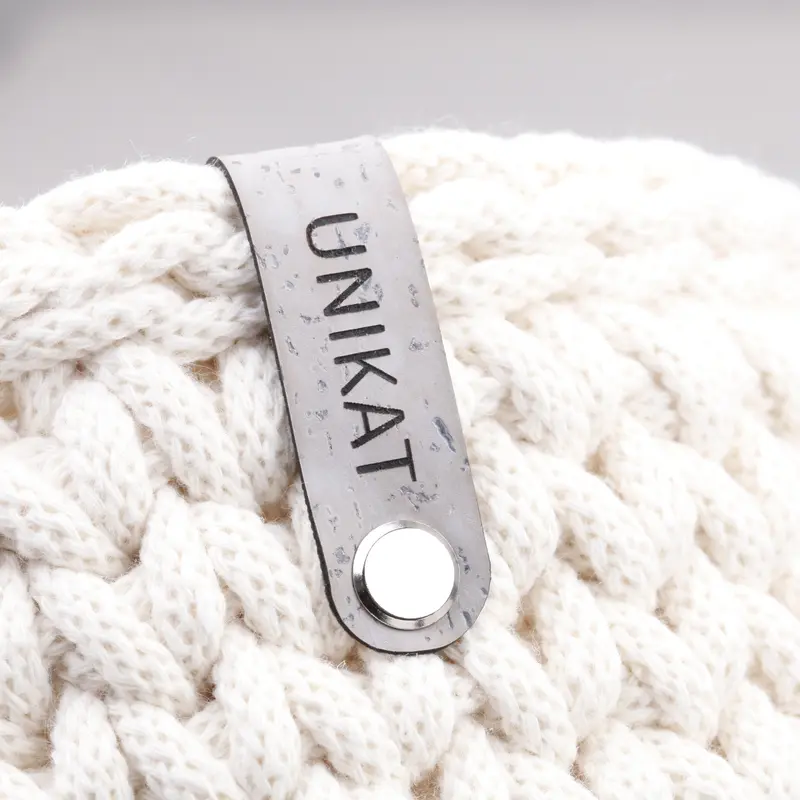 Schmales Label aus Kunstleder mit Schraube "Unikat"