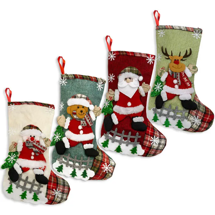 Set mit Weihnachtsstrümpfen und Kamindekorationen, 4-teilig.