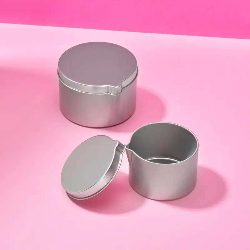 Silberne runde nahtlose Dose mit Ausgießer und Stülpdeckel