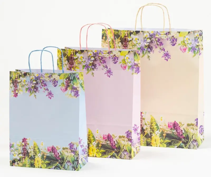 Sommerliche Papierkordeltaschen mit floralem Print