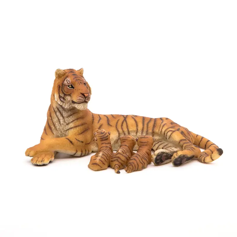 Tigerin liegend mit Jungen Figur