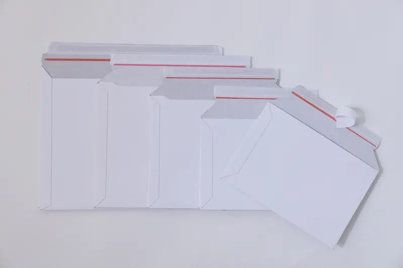 Versandtaschen weiß mit Querbefüllung aus Vollpappe