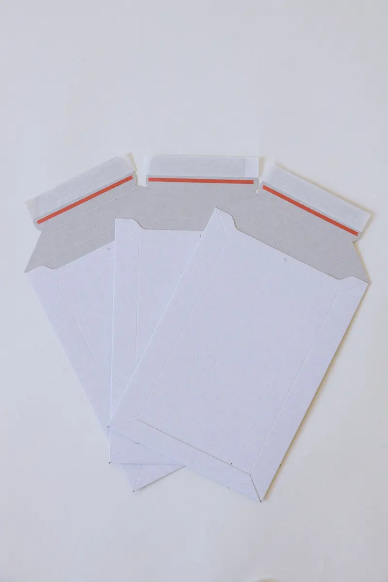 Versandtaschen weiß ungestrichen aus Vollpappe
